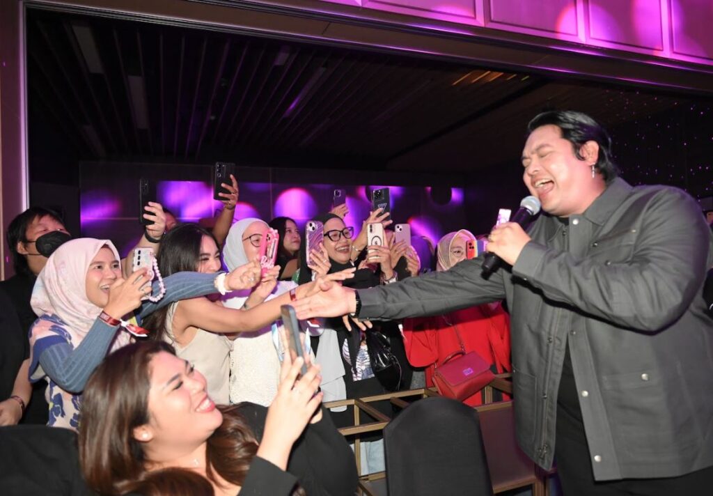 Donnie Sibarani menyapa penonton yang hadir di GRAMM HOTEL by Ambarrukmo
