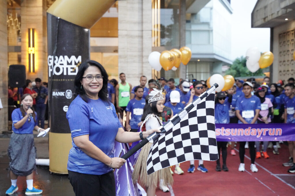 General Manager GRΛMM HOTEL by Ambarrukmo flag off First Sunday Run