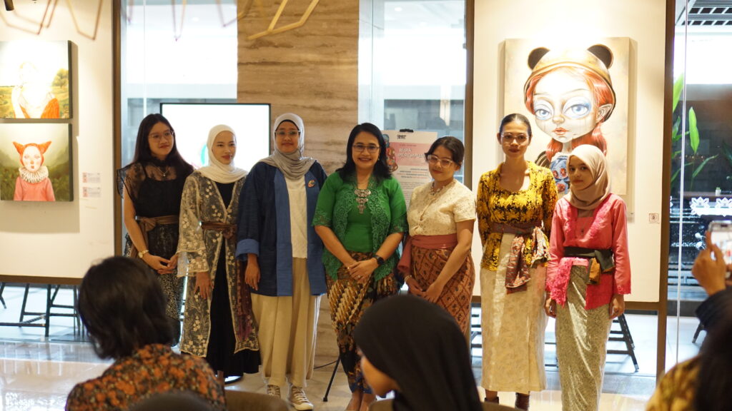 Rupa Perempuan : Seniman dan GM GRAMM HOTEL dalam pembukaan pameran