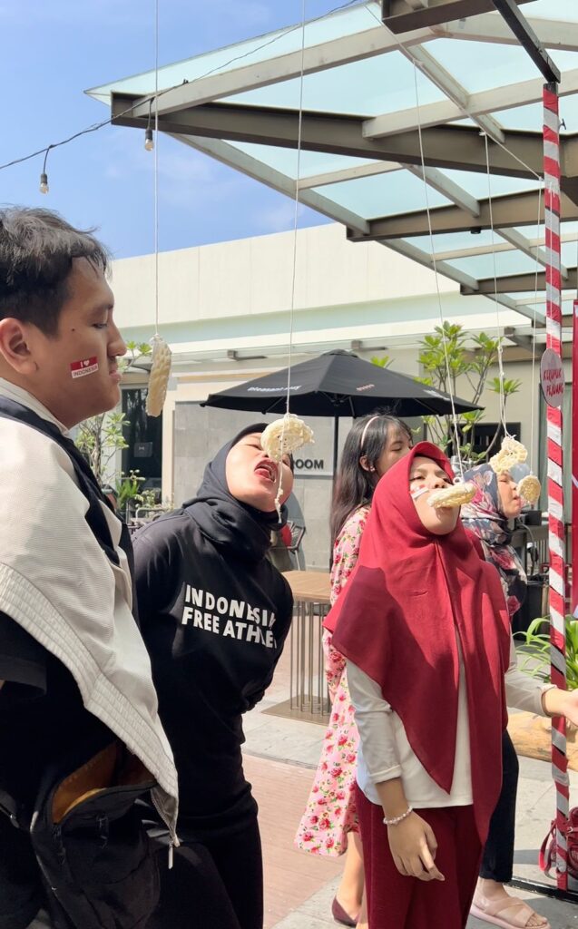 Lomba Makan Kerupuk Festival Pitulasan