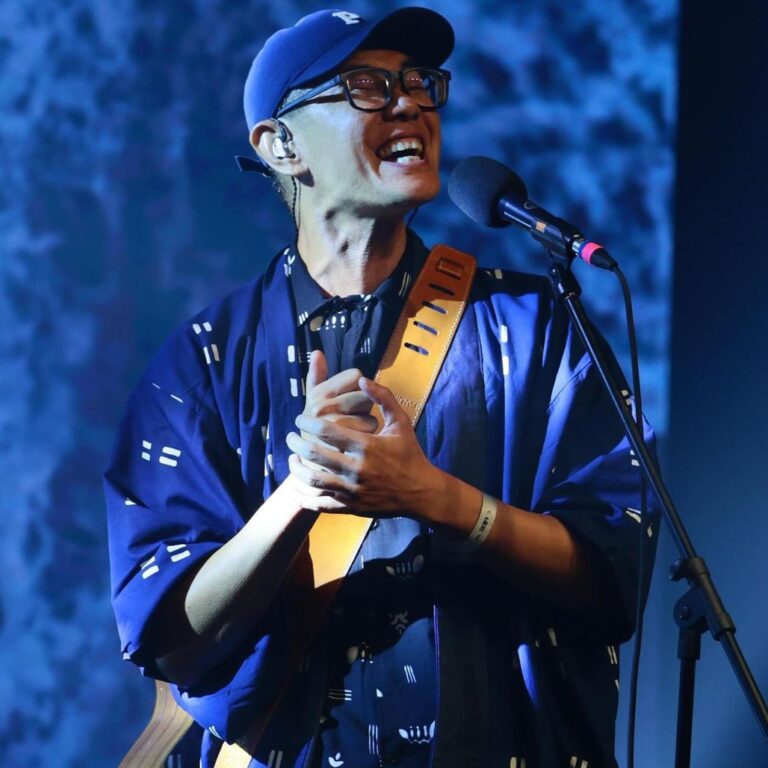 Musisi Religi Panji Sakti saat konser di GRAMM HOTEL