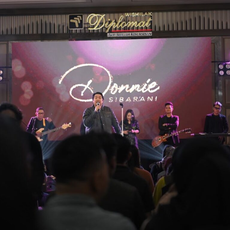 Donnie Sibarani menyapa penonton yang hadir di GRAMM HOTEL by Ambarrukmo
