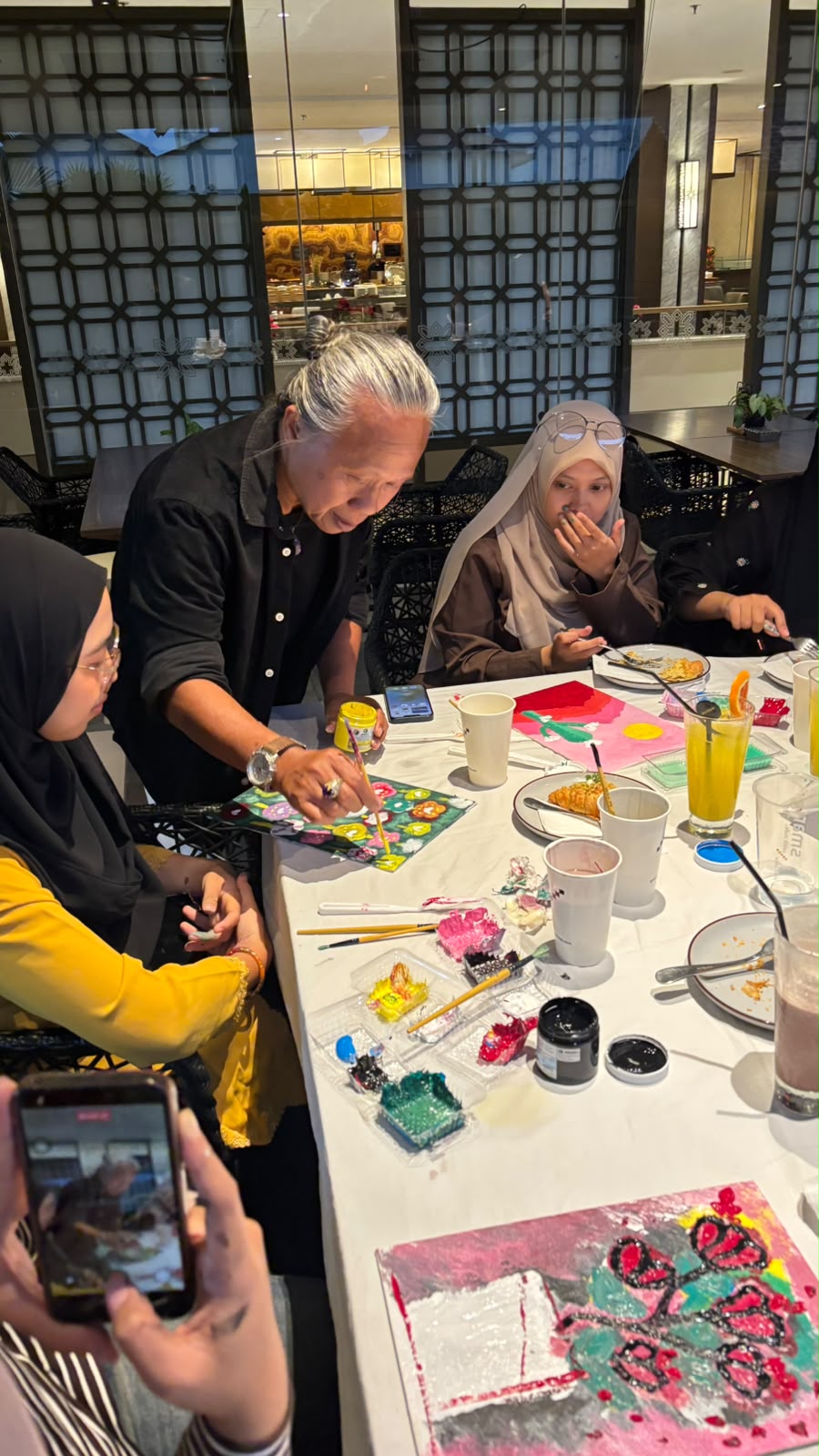 GRAMM HOTEL Buka Kelas Creative Painting, Ajak Publik Berkarya Bersama