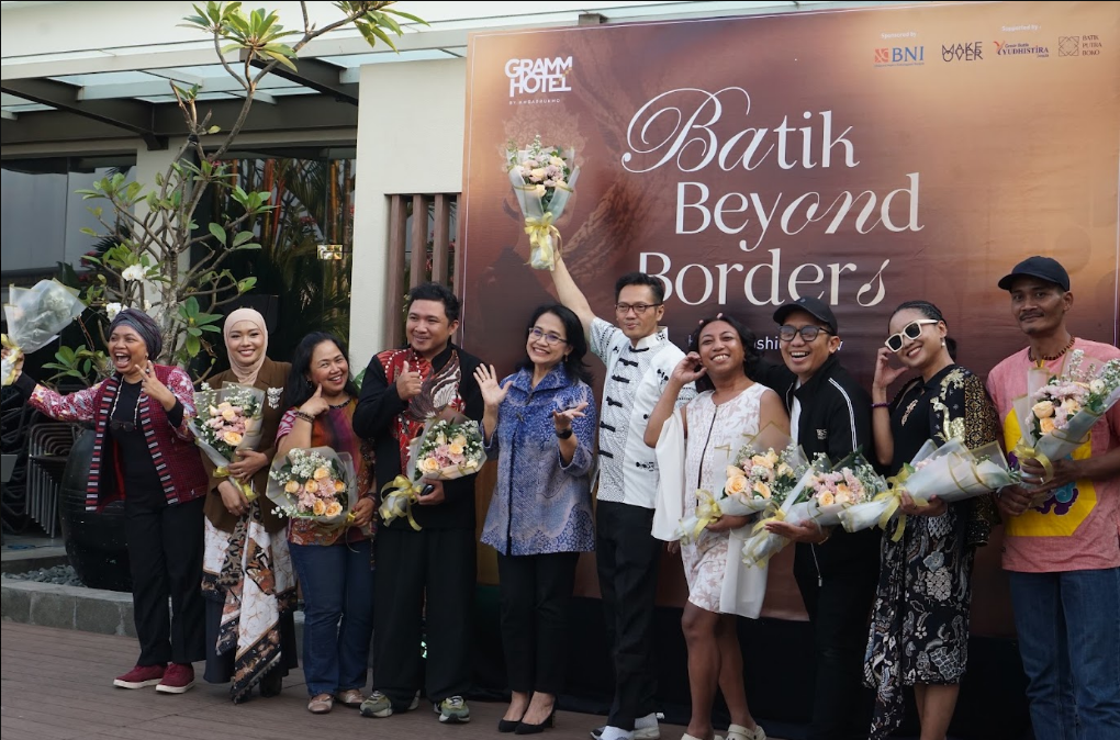 Dari Heritage ke High Fashion: 8 Desainer di Batik Beyond Borders Hi-Tea Fashion Show