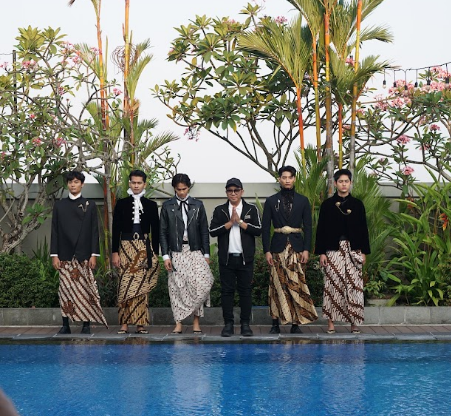 Seperti apa perayaan Hari Batik Nasional di poolside? Batik Beyond Borders hadir dengan fashion show, hi-tea, dan karya sembilan desainer.