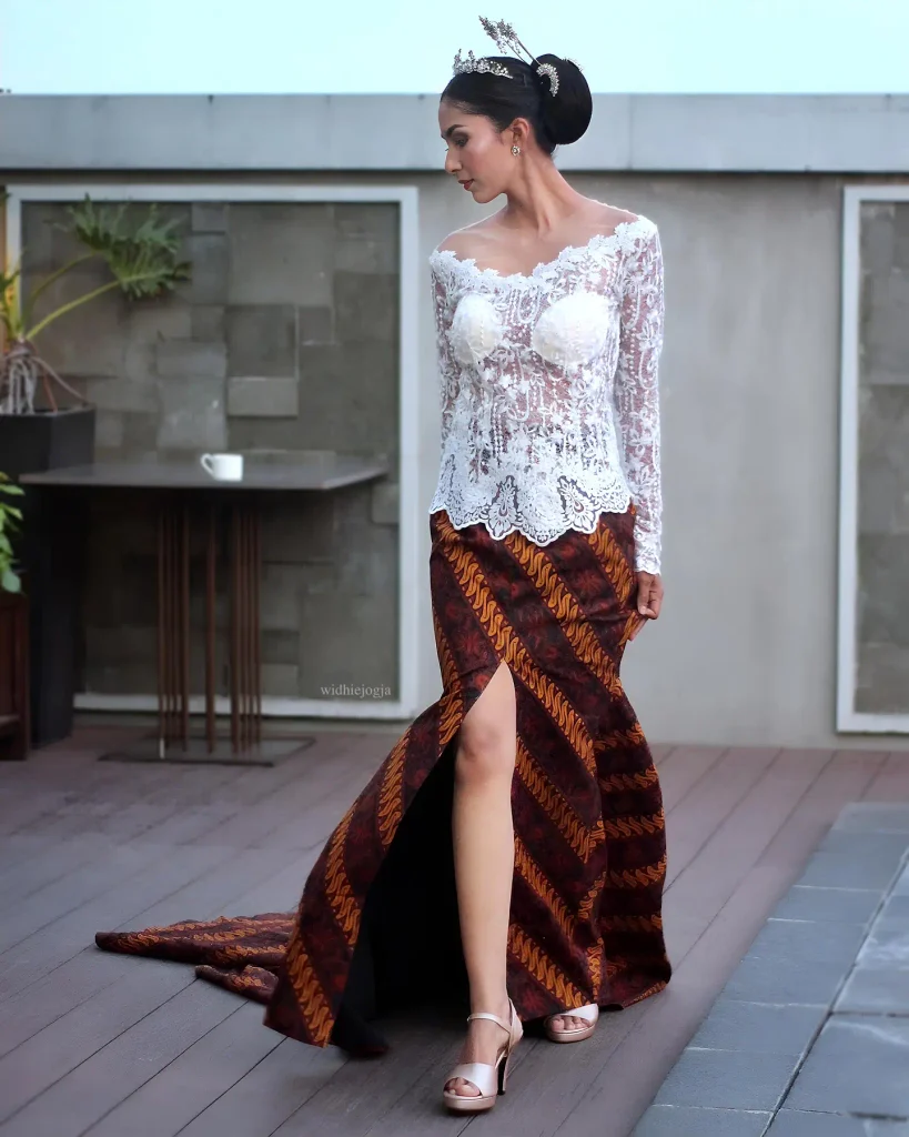 Dari Heritage ke High Fashion: 8 Desainer di Batik Beyond Borders Hi-Tea Fashion Show